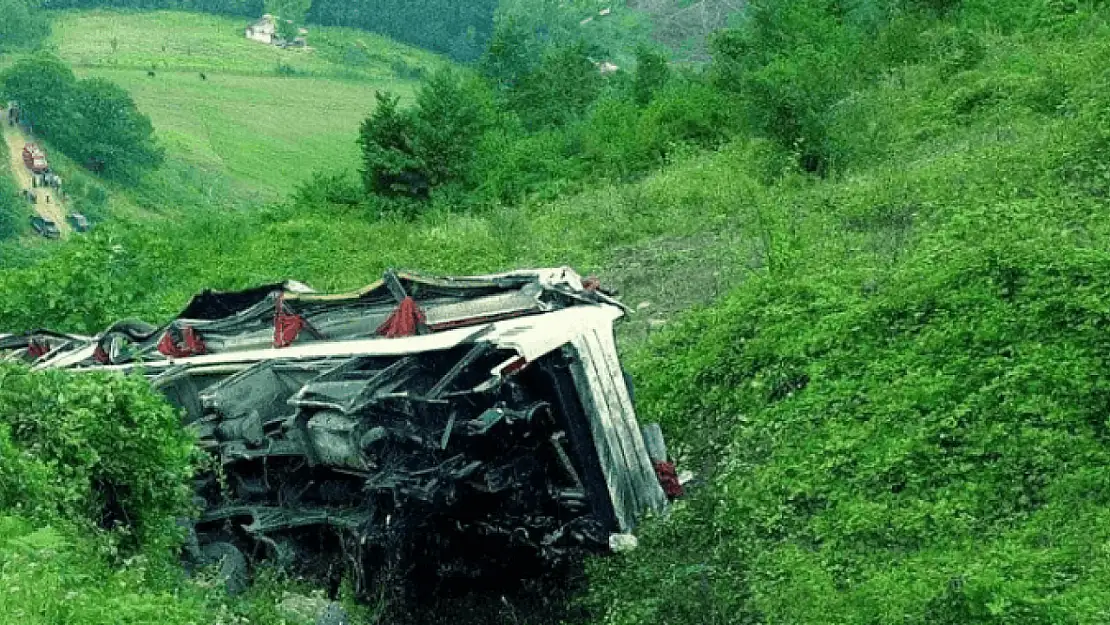 Yolcu otobüsü vadiye düştü: 10 ölü