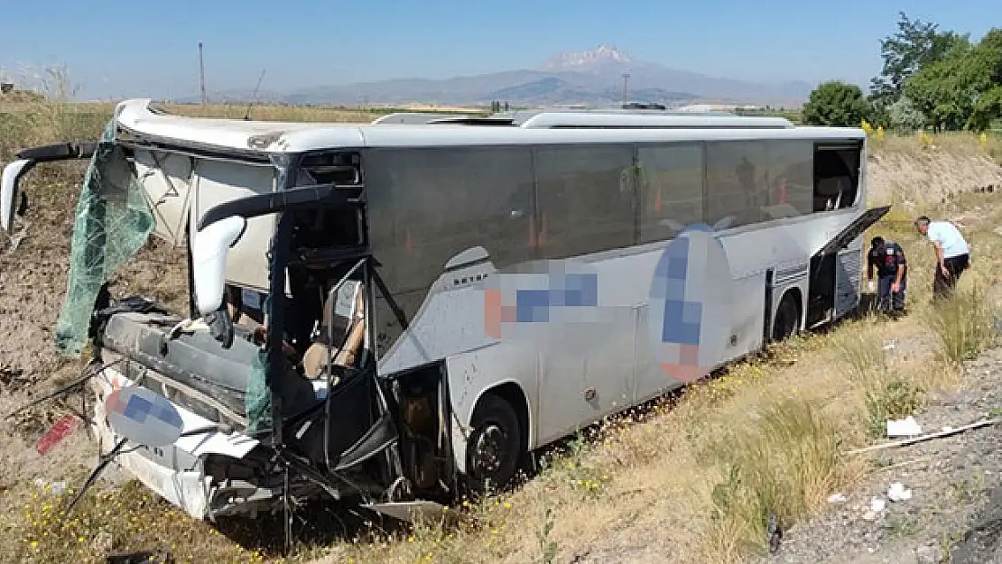 Yolcu otobüsü yoldan çıktı: 1'i ağır 17 yaralı