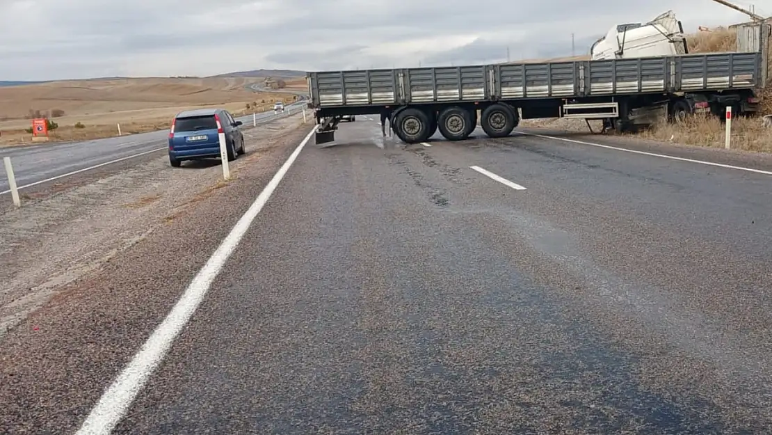 Yoldan çıkıp trafiği kapadı