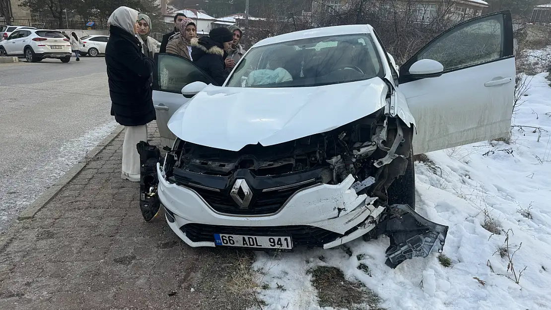 Yollarda oluşan buzlanma trafik kazalarına neden oldu