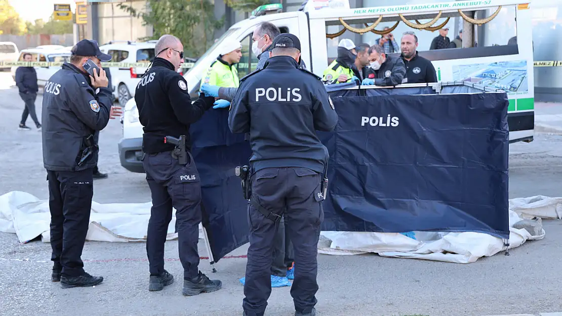 Yolu geçmeye çalışırken beton pompa aracı çarptı