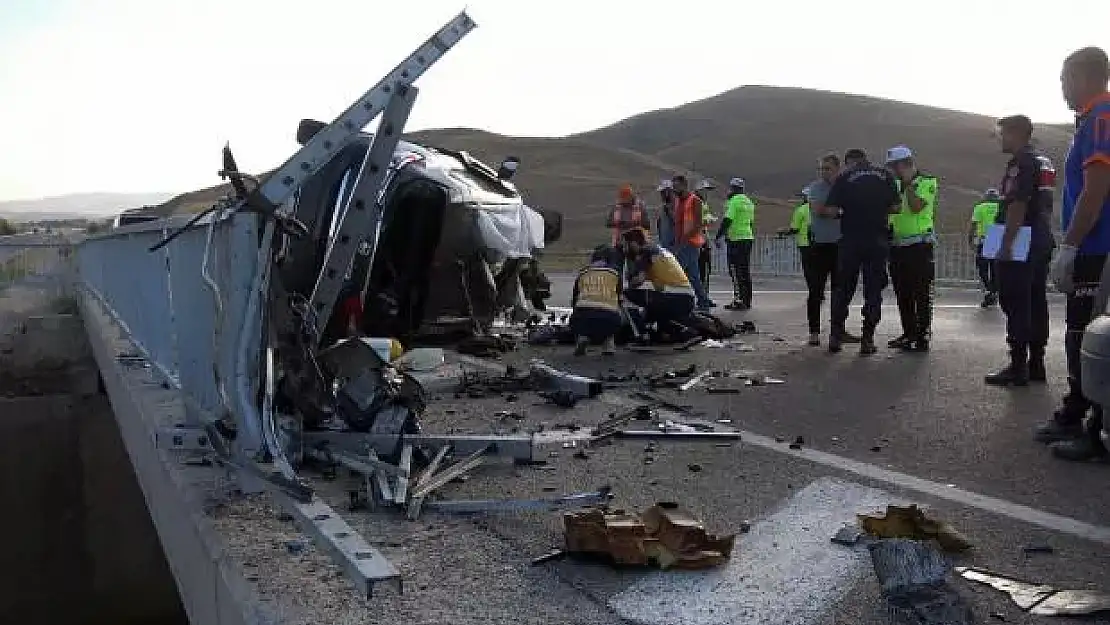 Yozgat'ta feci kaza! Otomobil bariyerlere çarptı: 3 ölü, 1 yaralı