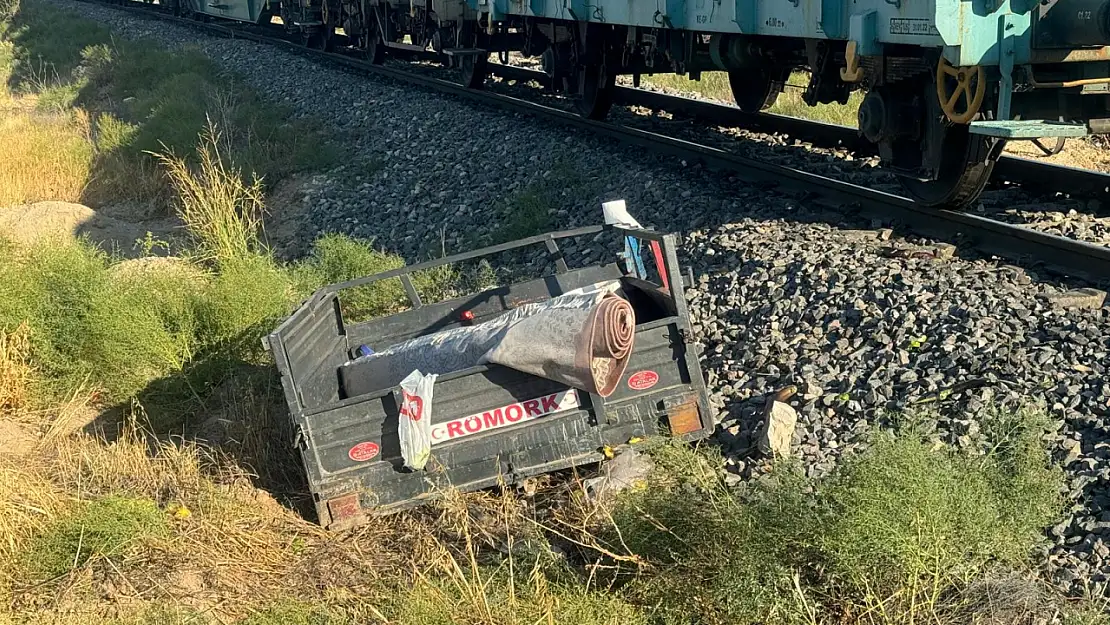 Yük treni araca çarptı, 3 kişi hayatını kaybetti