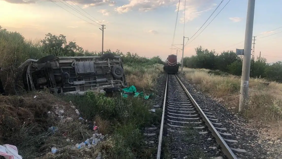 Yük treni ile minibüs çarpıştı. Yaralılar var