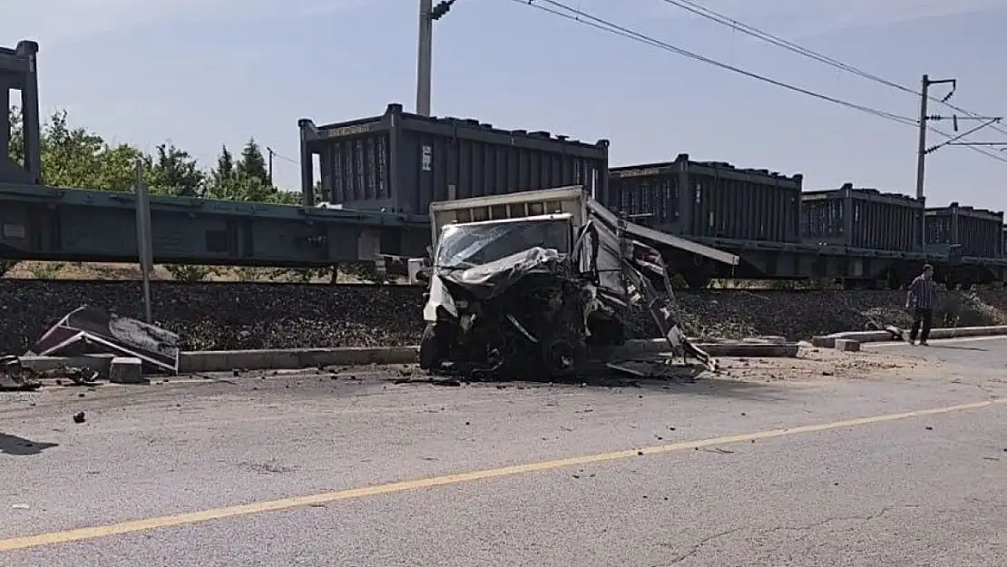 Yük treni pikapla çarpıştı