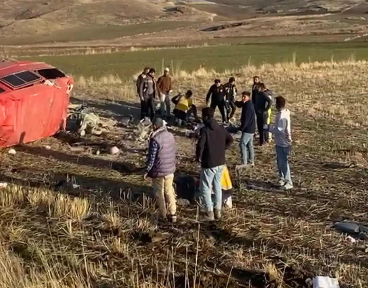 Konya'da işçi minibüsü şarampole devrildi: 6 yaralı