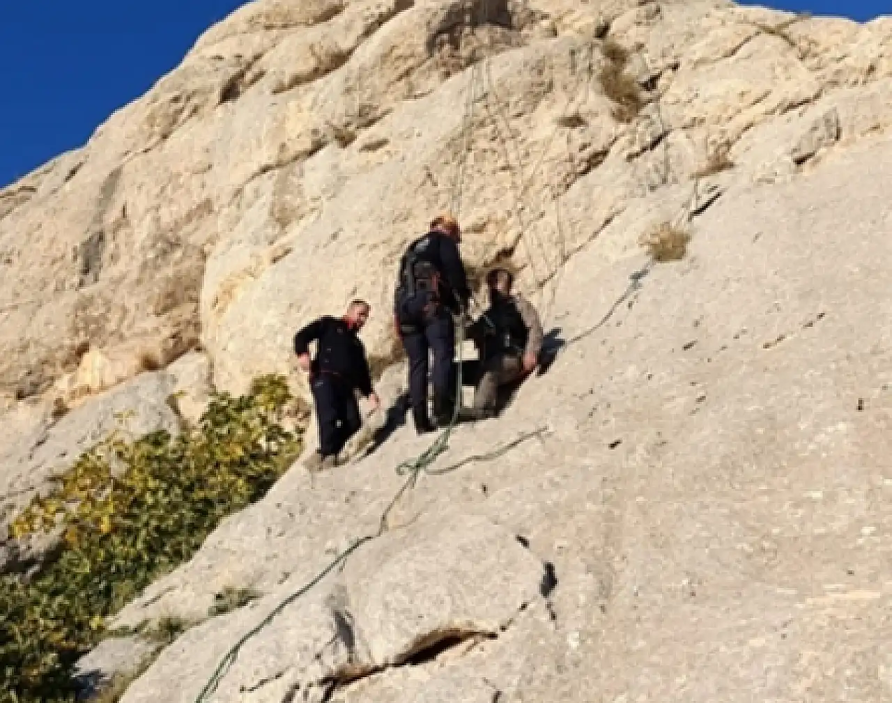 Kayalıklarda mahsur kalan kişinin imdadına AFAD yetişti!