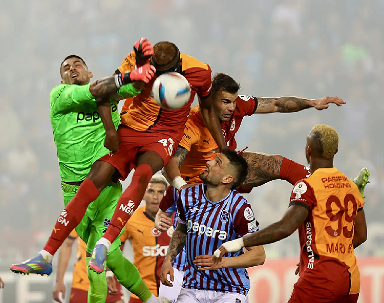 Galatasaray, Trabzon'da kritik galibiyetle zirve yarışını sürdürdü