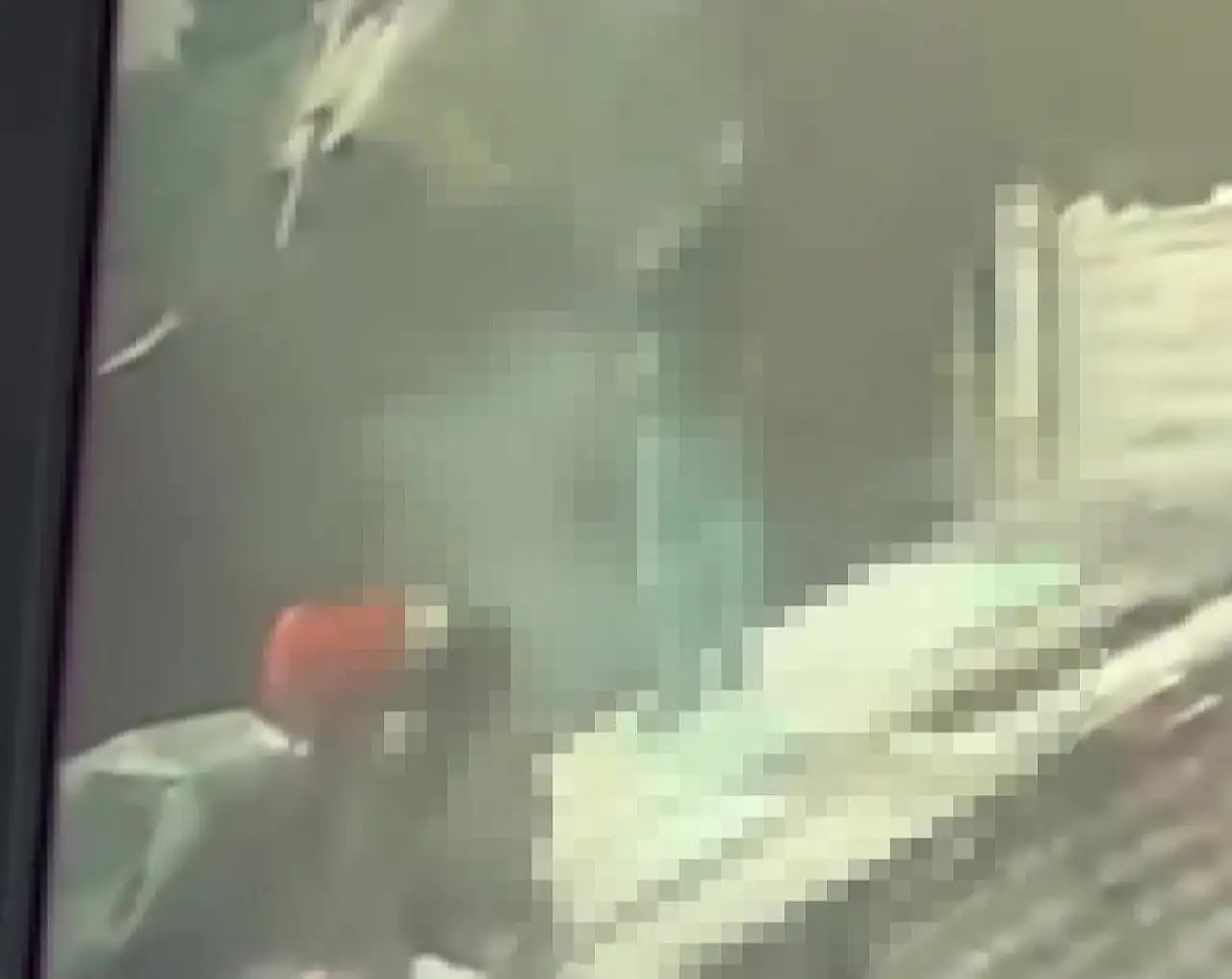 TIR'dan malzeme indiren işçinin üzerine yıldırım düştü