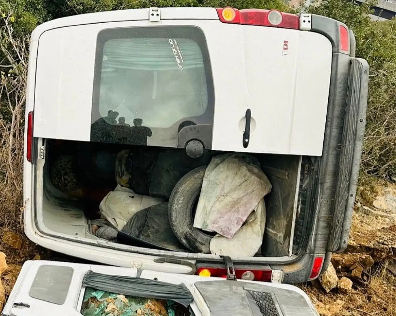 Tarım işçilerini taşıyan minibüs şarampole uçtu: 1 ölü, 3 ağır yaralı