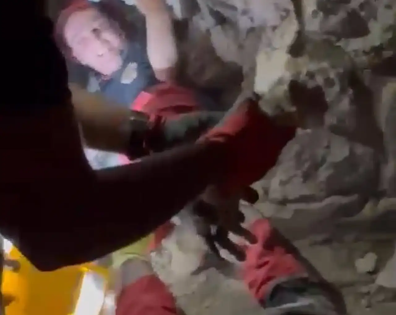 Duvarların arasında mahsur kaldı! Konya'da 9 saatlik kurtarma operasyonu