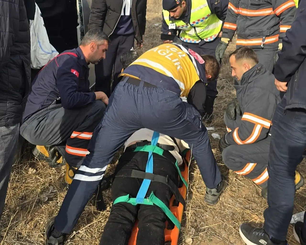 Tarlaya devrilen otomobil hurdaya döndü: 1 kişi yaralı