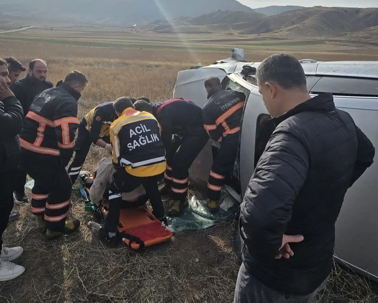 Tarlaya devrilen otomobil hurdaya döndü: 1 kişi yaralı