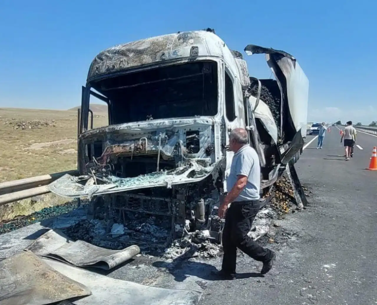 Olayın adresi Konya... sebze yüklü TIR alevlere teslim oldu!