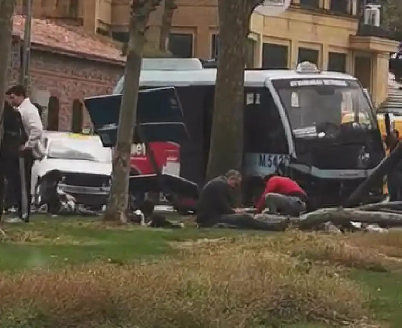 Otomobilin çarptığı minibüs refüje savruldu: 5 kişi yaralı