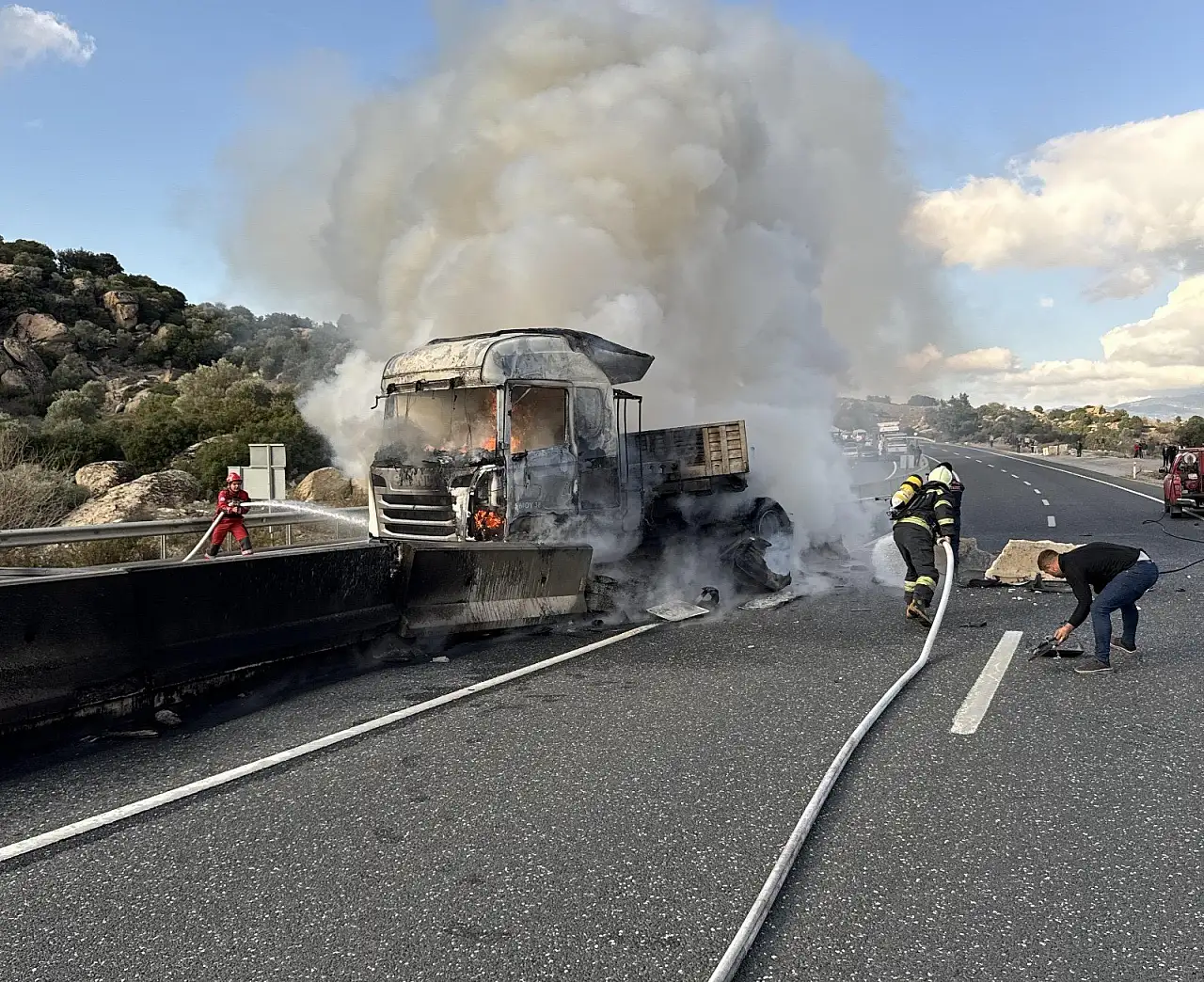 Bariyerlere çarpan TIR alev topuna döndü