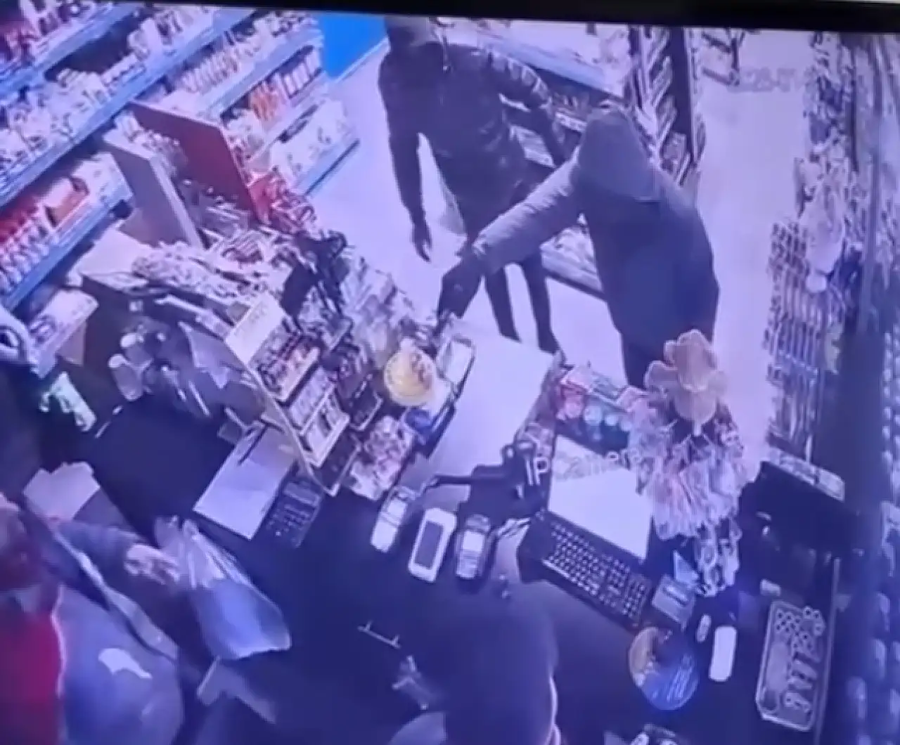 Polis eşkallerini tespit etmişti: Konya'daki soygunun kamera görüntüleri ortaya çıktı!