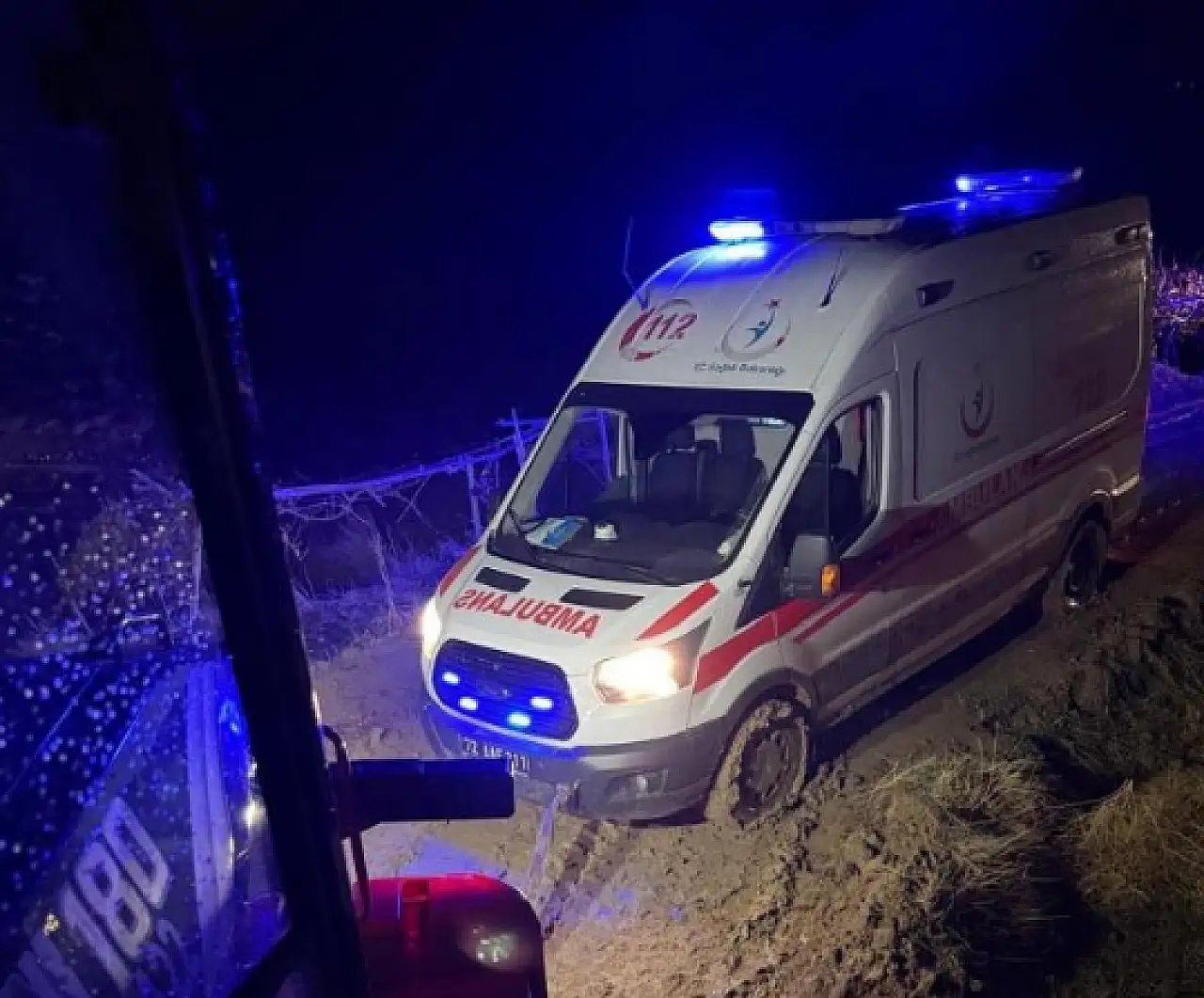 Hasta almaya giden ambulans yolda mahsur kaldı: Devreye özel ekipler girdi!