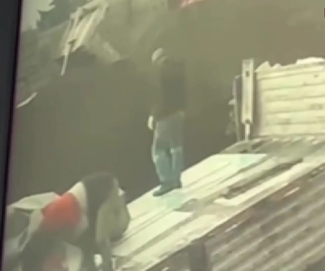 TIR'dan malzeme indiren işçinin üzerine yıldırım düştü