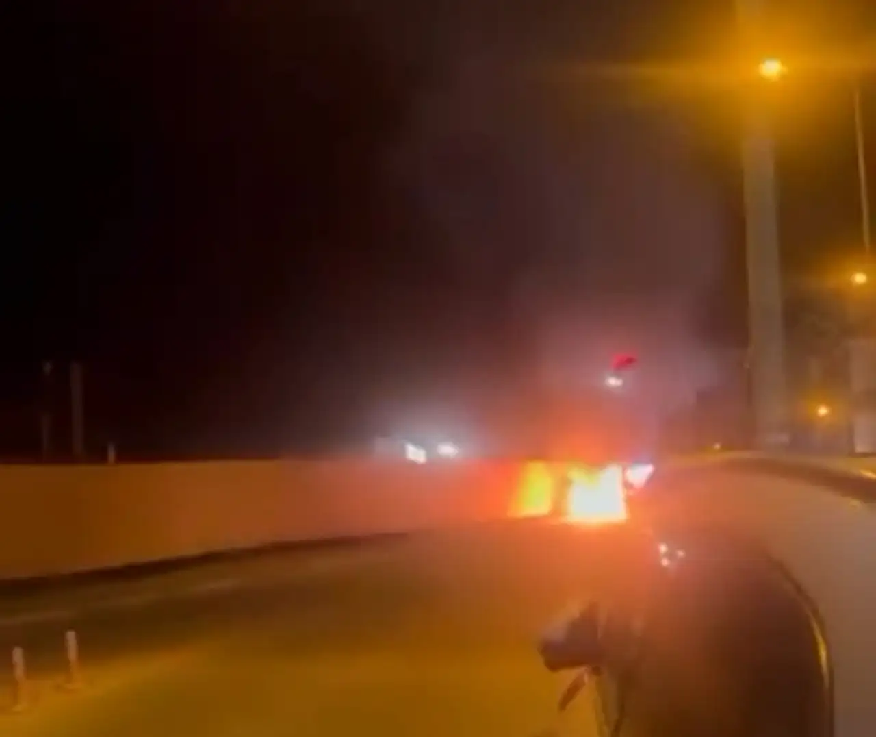 Motosikletli 2 kişi otomobili böyle ateşe verdi! Alevlerden son anda kurtuldu
