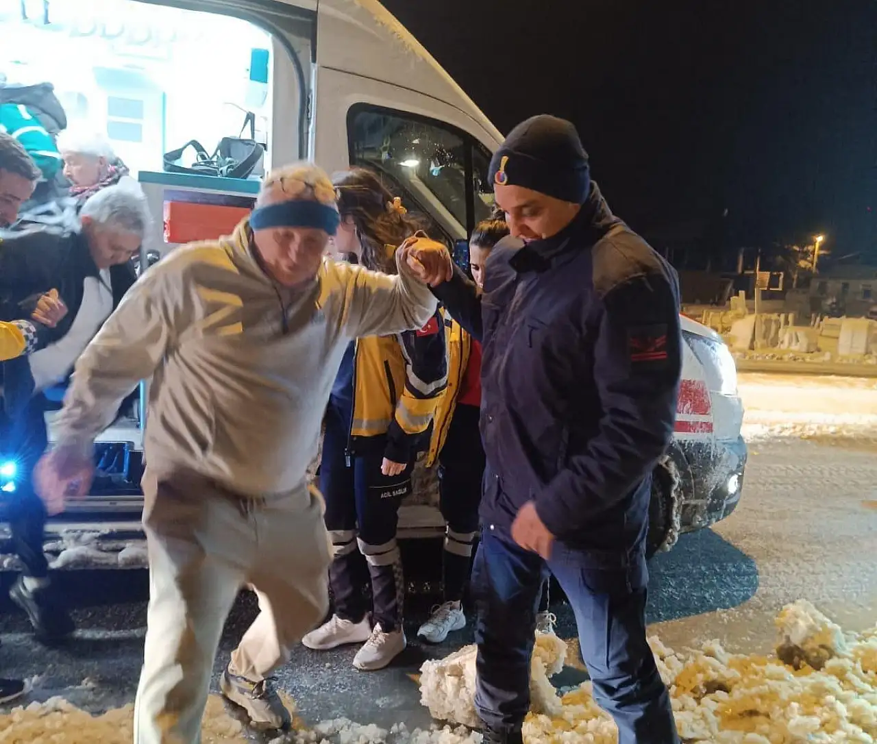 Konya'da yoğun kar yağışında mahsur kalan 27 kişi kurtarıldı