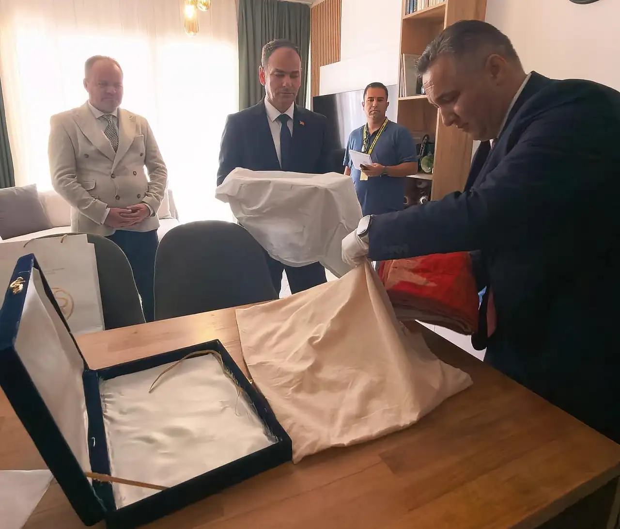 Yırtıkları zaferin izleri oldu! Aynur Teyze 36 yıl sakladı, şimdi uzmanlar koruyacak