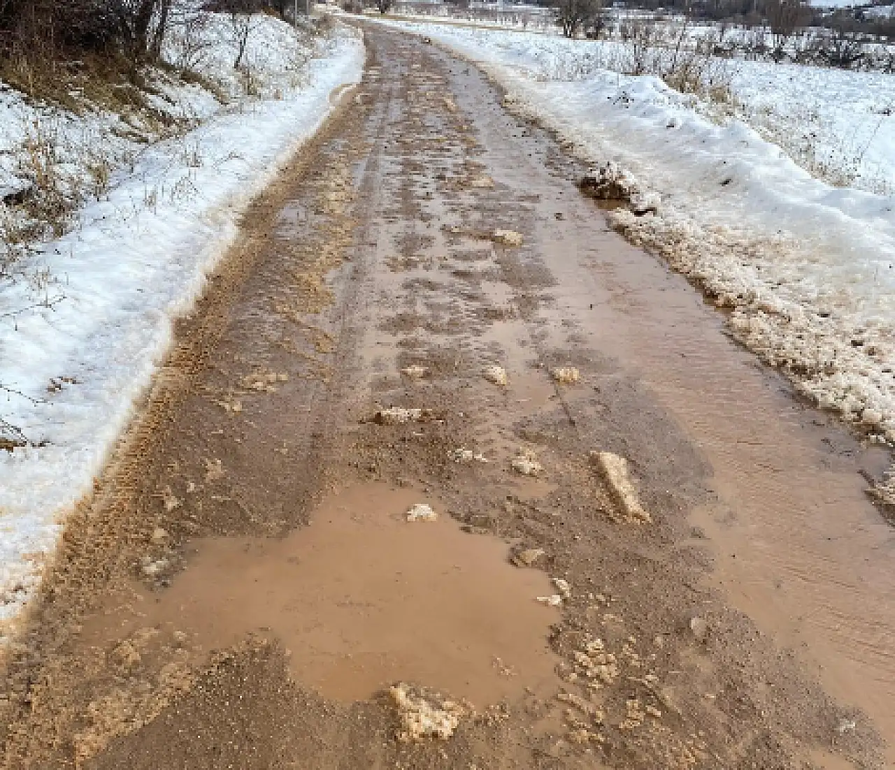 Konya'da yol tepkisi: 'Direkler kanalı kapattı, yol kullanılamaz hale geldi'