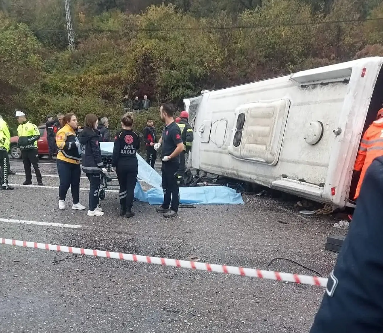 İşçi servisi devrildi: 1 ölü, 19 yaralı