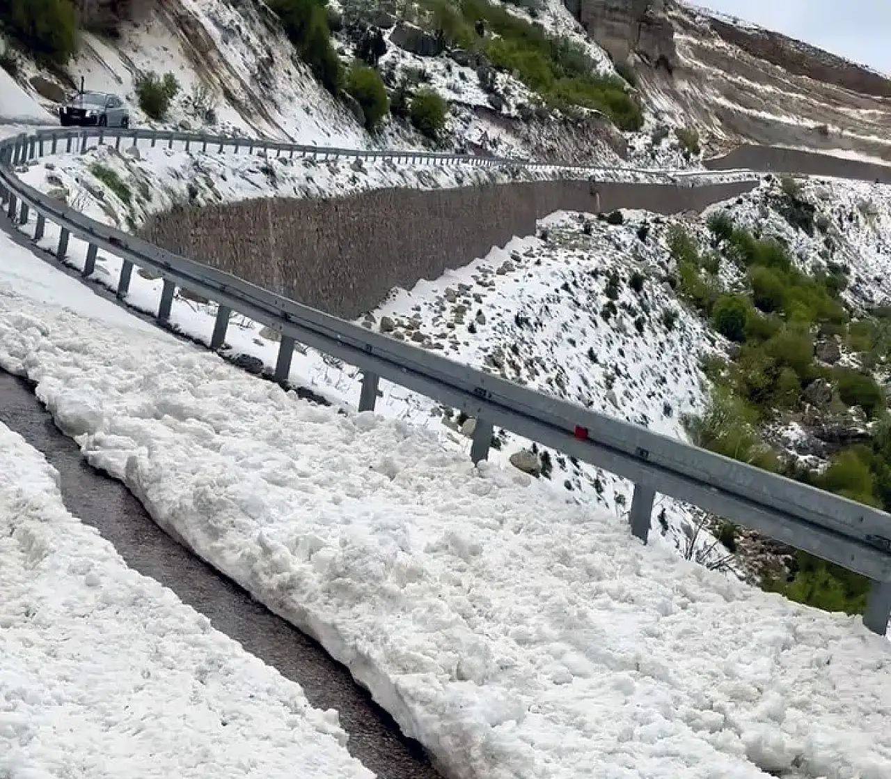 Konya'nın komşusunda aniden bastırdı: Yollar kilitlendi, sürücüler çaresiz kaldı