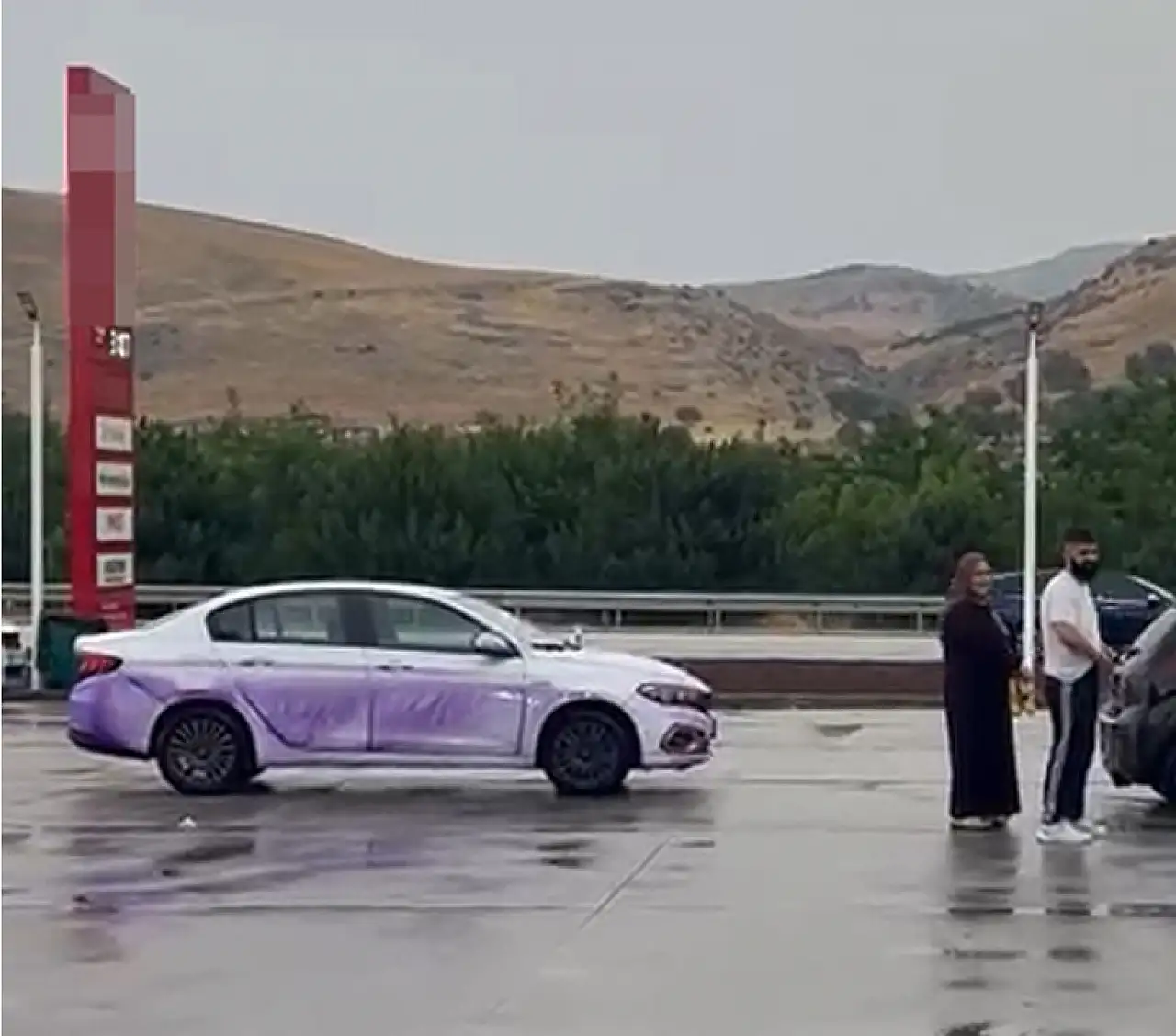 Yollar mora boyandı! Araçlar da nasibini aldı