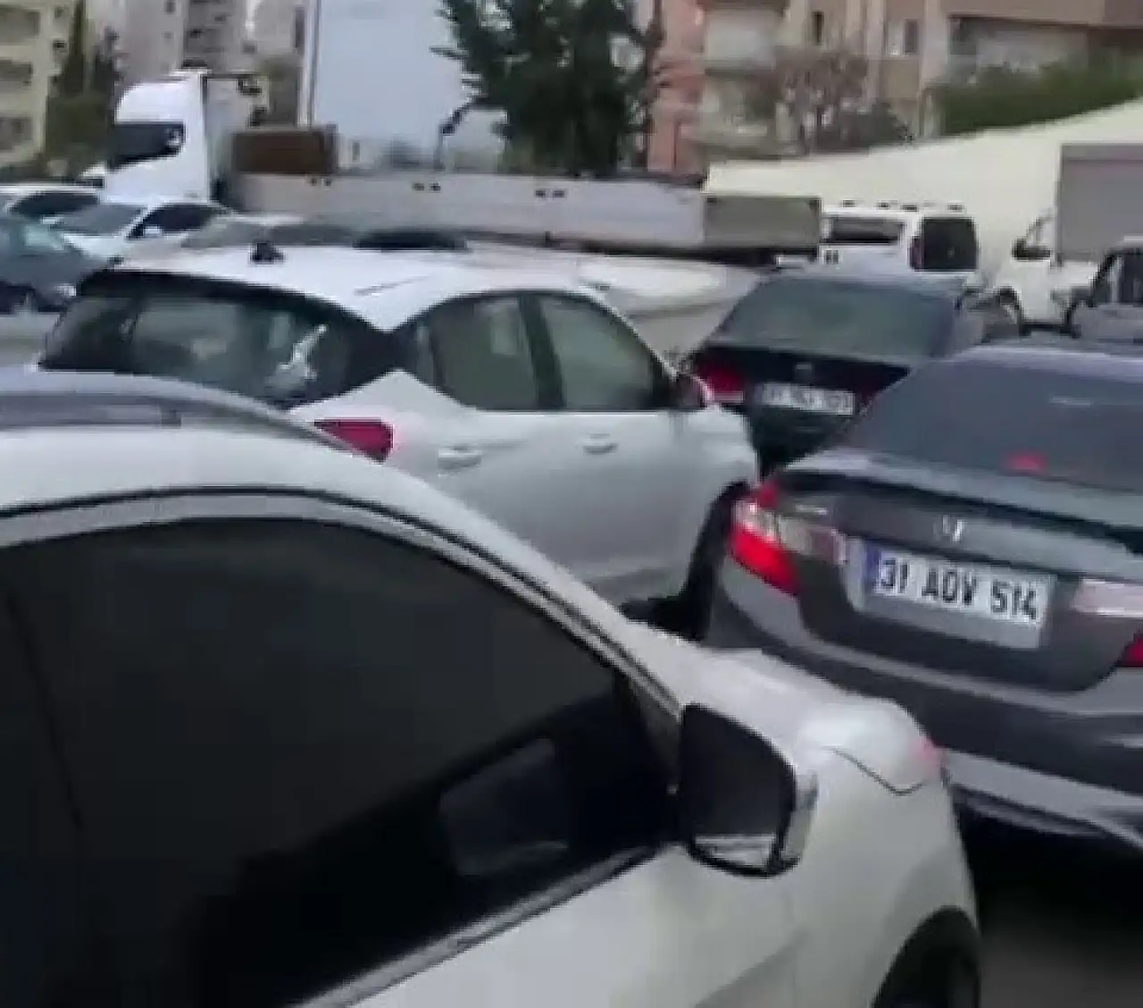 Hastane trafiğini kilitleyen TIR şoföründen ilginç savunma: Beni o kadın getirdi