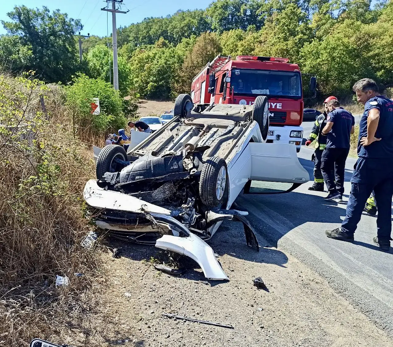 Otomobil duvara çarparak devrildi: Eşlerden biri hayatını kaybetti biri yaralandı