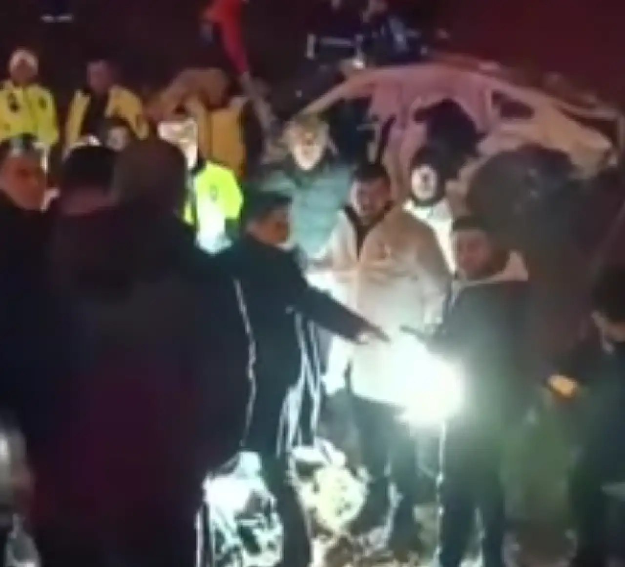 2 aracın çarpışması sonrası can pazarı yaşandı!