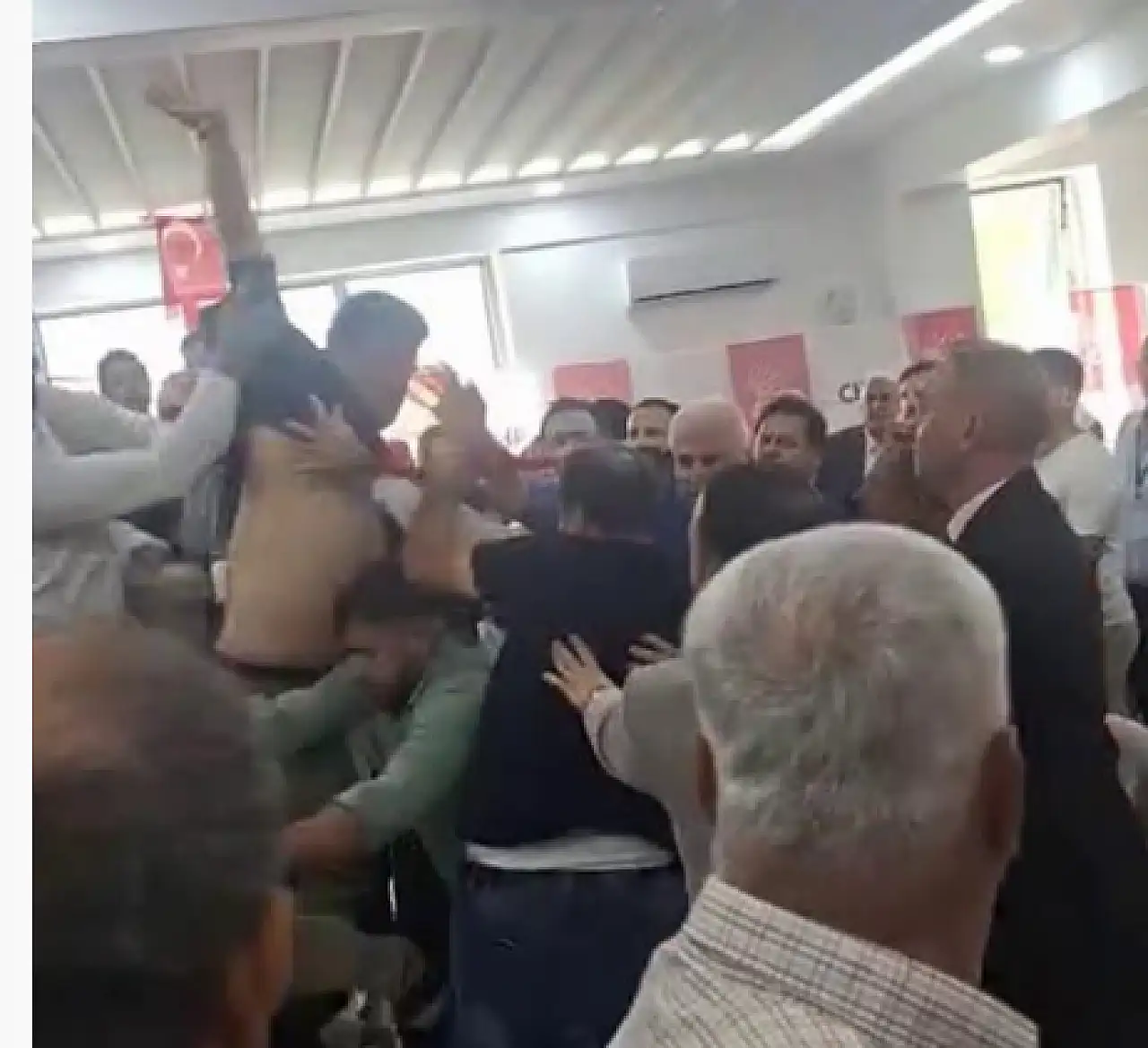 CHP'nin kongresinde kavga!