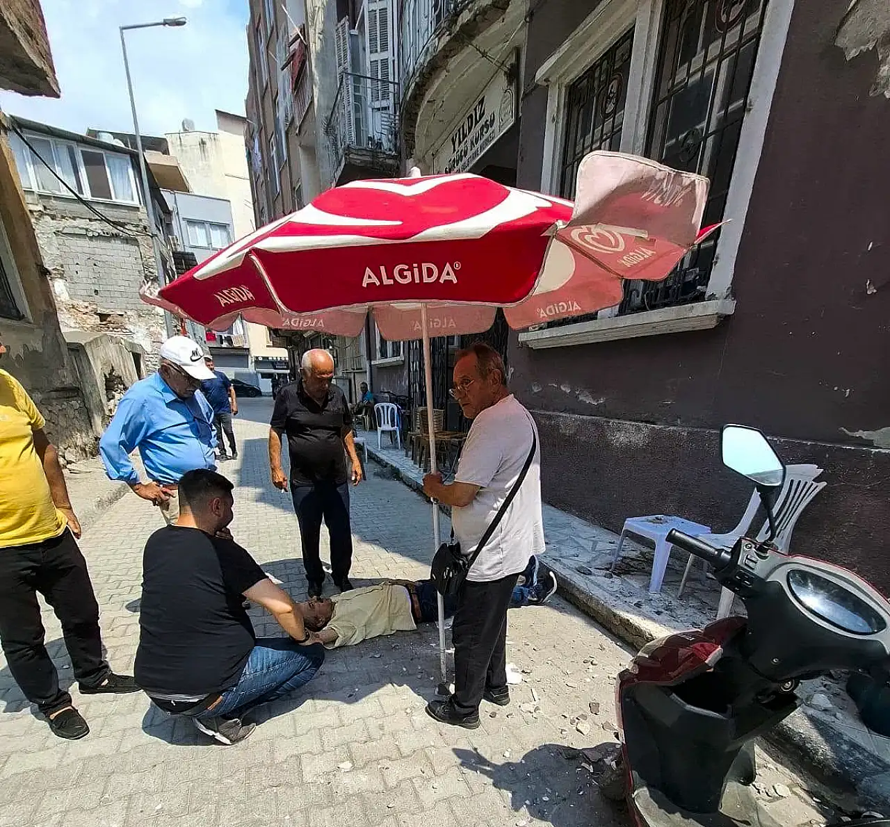 Çayını yudumlarken başına beton yağdı!