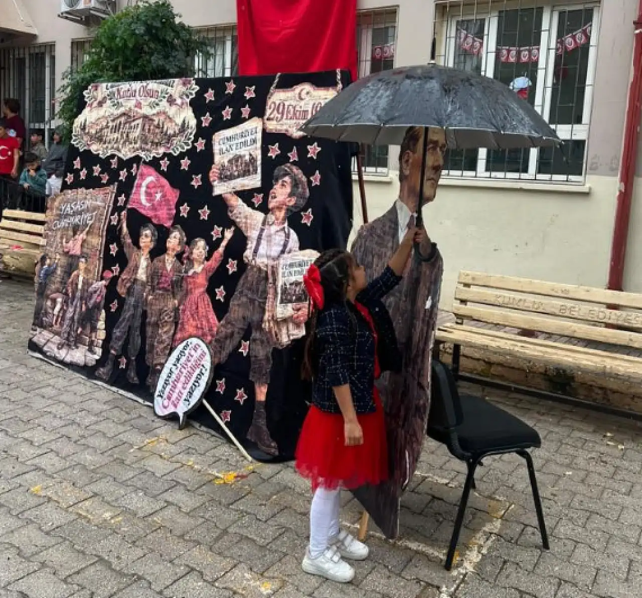 Minik Meryem'den yürekleri ısıtan hareket! Atatürk'ü yağmurdan korudu