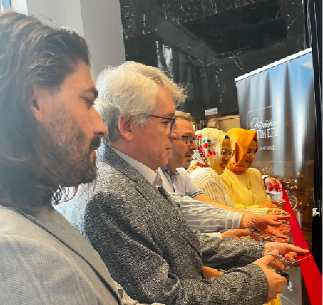 Konya'da bir ilk: Tuvaller çöpten sanat galerisine taşındı