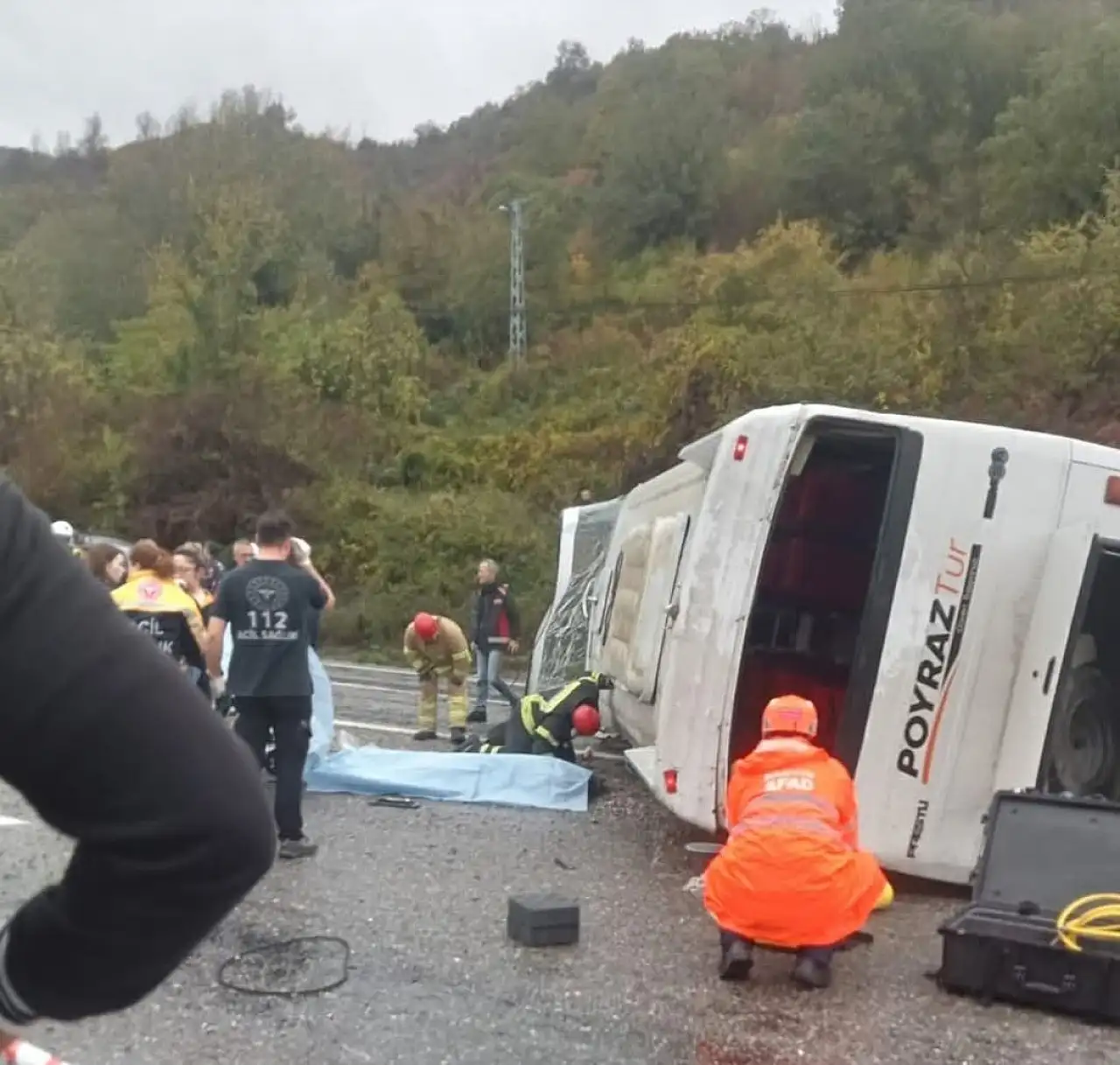 İşçi servisi devrildi: 1 ölü, 19 yaralı