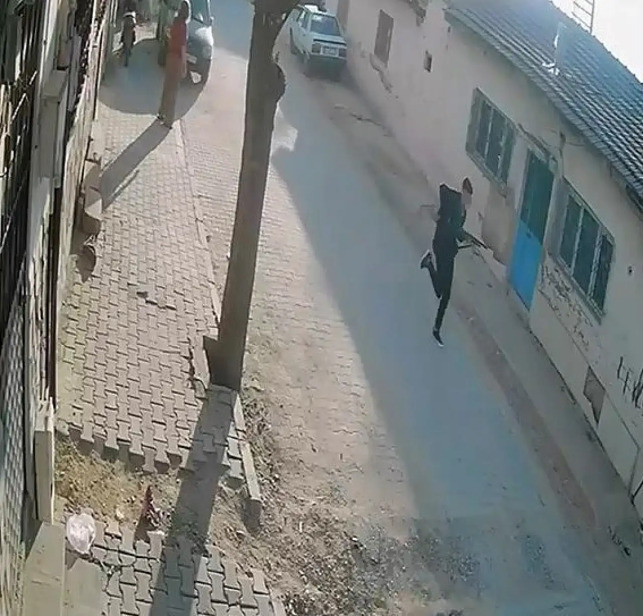 Turgutlu'da okul önünde silahlı saldırı: 10 öğrenci yaralandı