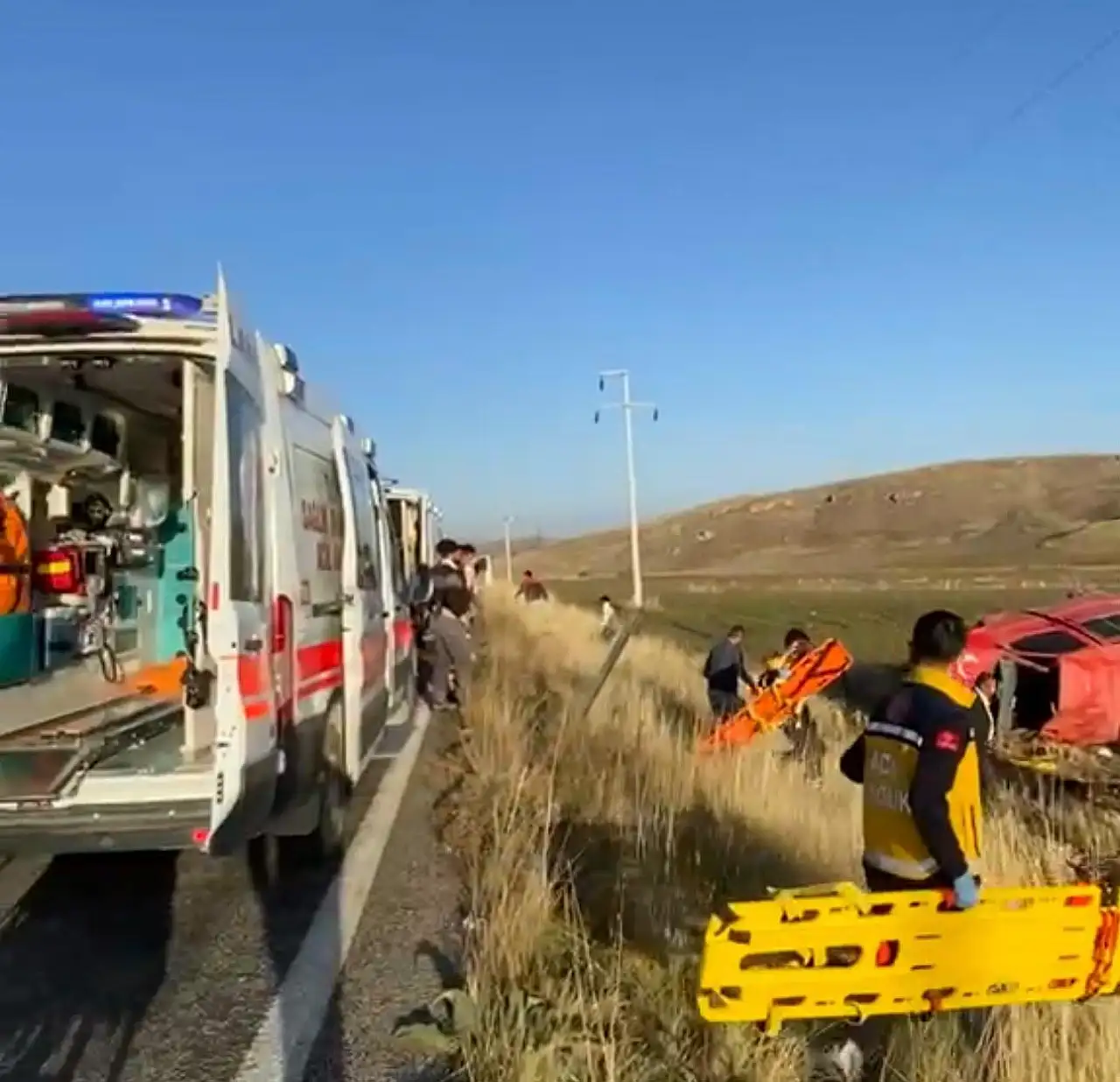 Konya'da işçi minibüsü şarampole devrildi: 6 yaralı