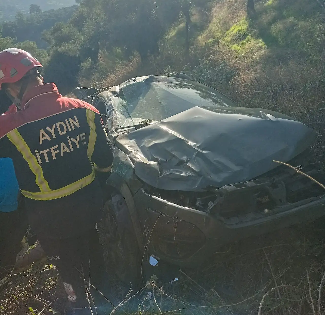 Otomobil 80 metre uçtu! Uçuruma uçan sürücüyü ekipler kurtardı