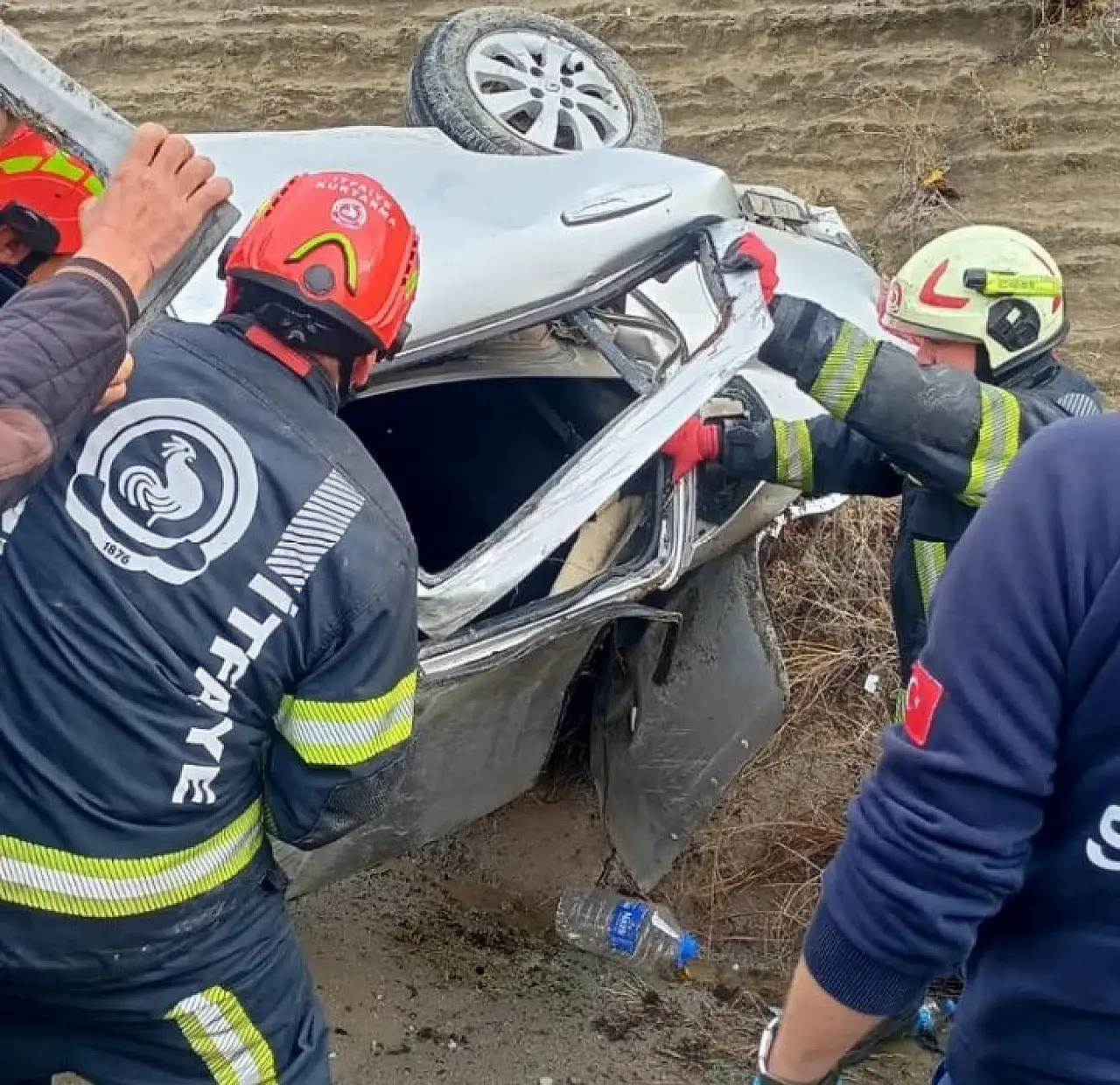 Denizli'de sağanak yağış kazaya neden oldu: Otomobil takla attı, 2 yaralı