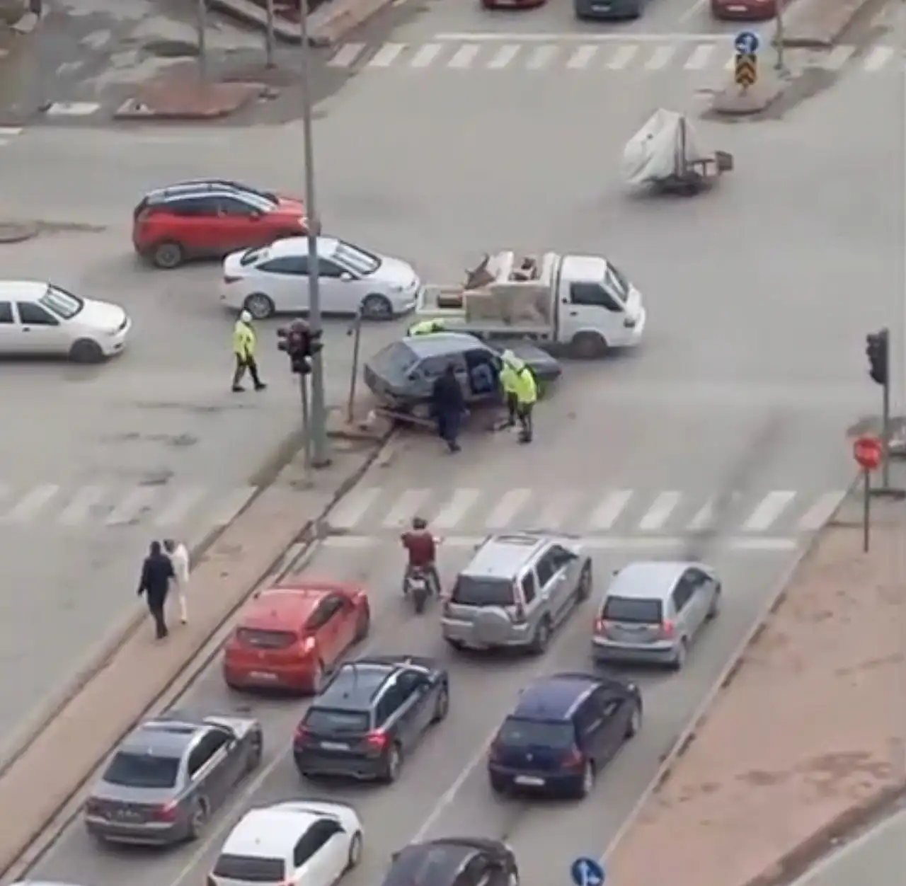 Konya'da korkutan kaza! Ticari araçla çarpışan otomobil devrildi