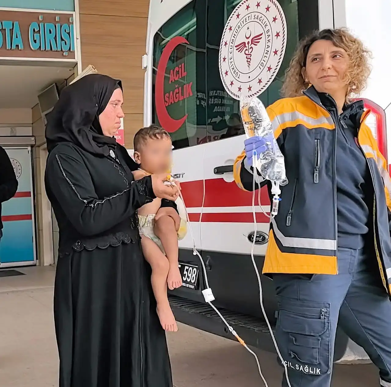 Bahçede oyun oynayan çocuk ateşin üzerine düşerek yandı