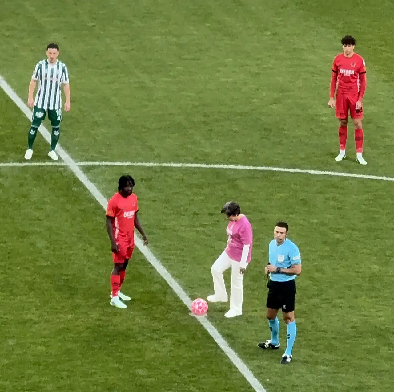 Konyaspor maçında pembe balonlar gökyüzüne yükseldi!