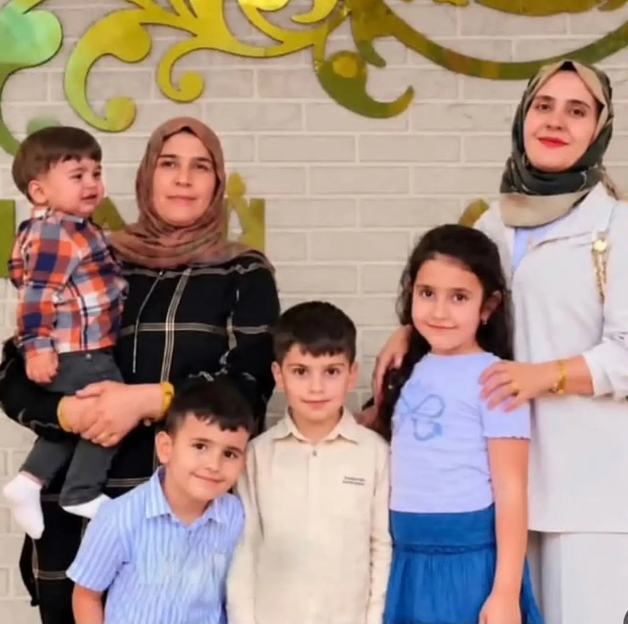 Aynı fotoğraf karesinde hepsi gülümsüyordu: Yan yana defnedildiler
