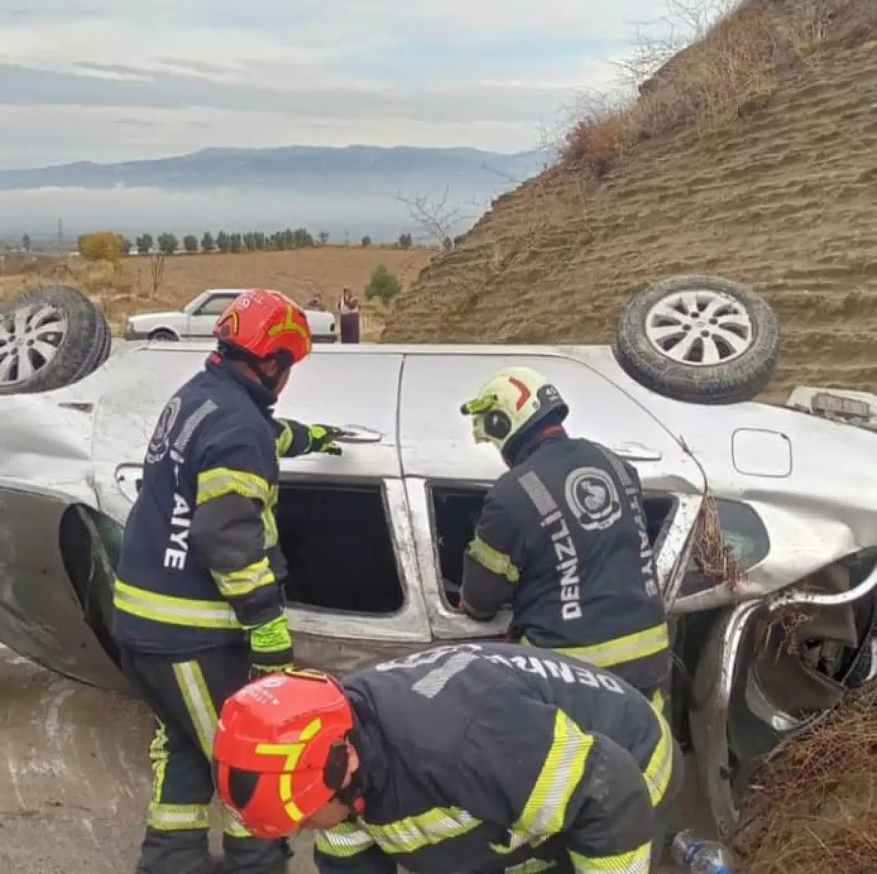 Denizli'de sağanak yağış kazaya neden oldu: Otomobil takla attı, 2 yaralı