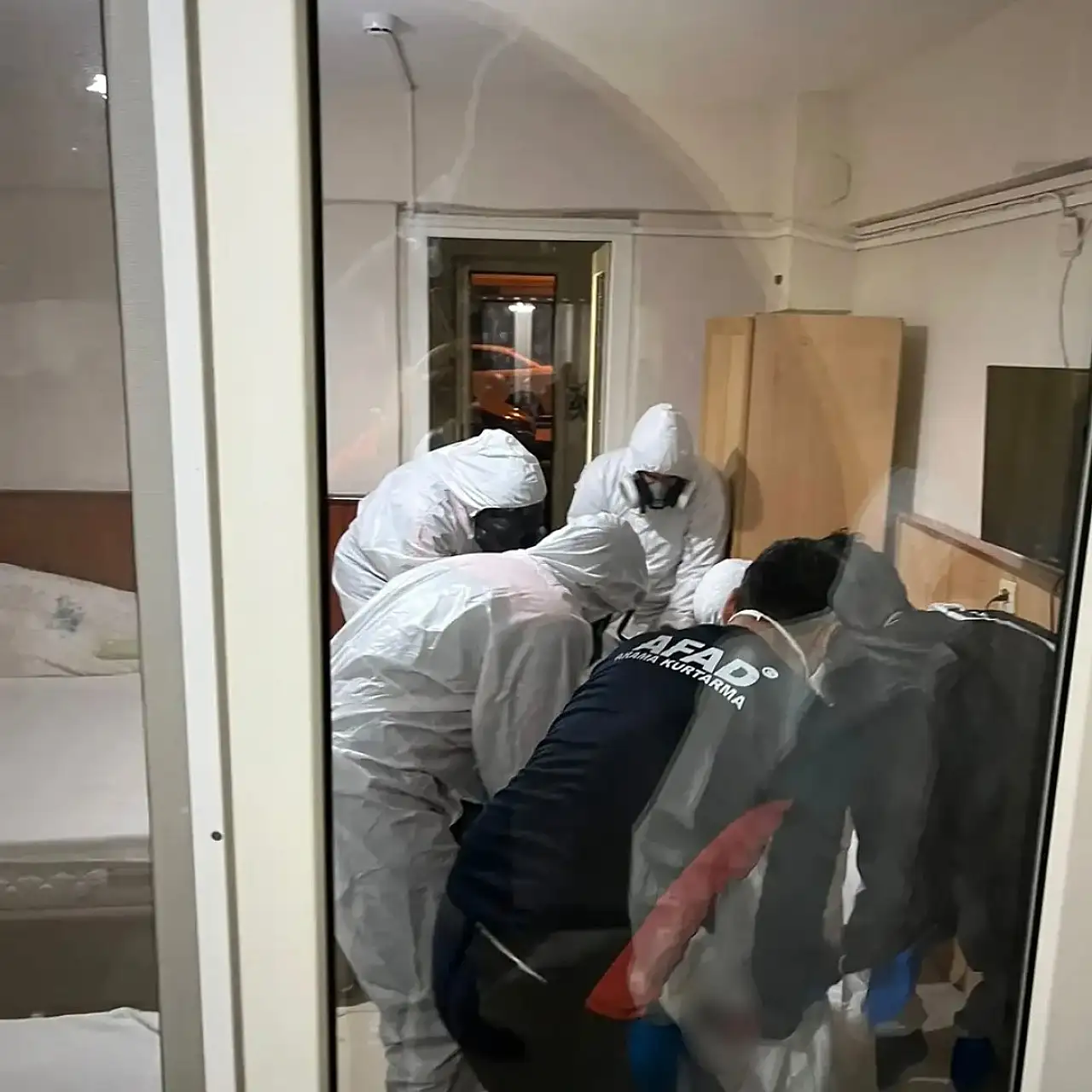 Yaşlı çift şifa bulmak için girdikleri pansiyon odasında korkunç halde bulundu