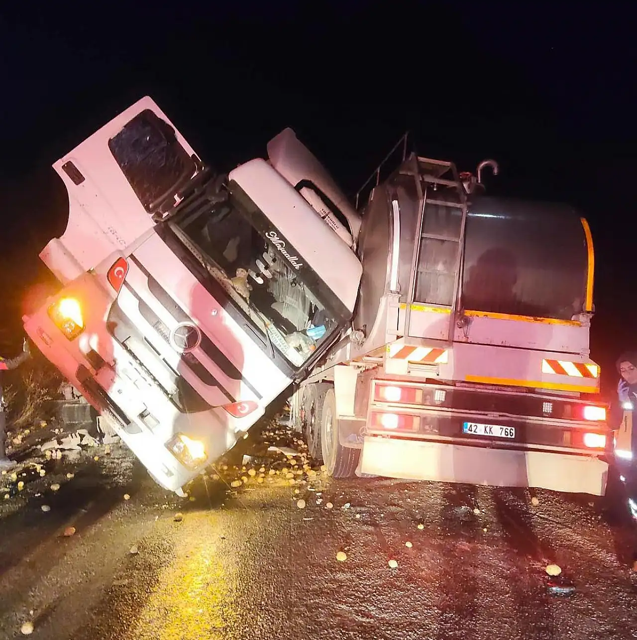 Konya yolunda feci kaza! Süt tankeri ile TIR çarpıştı, 1 ölü