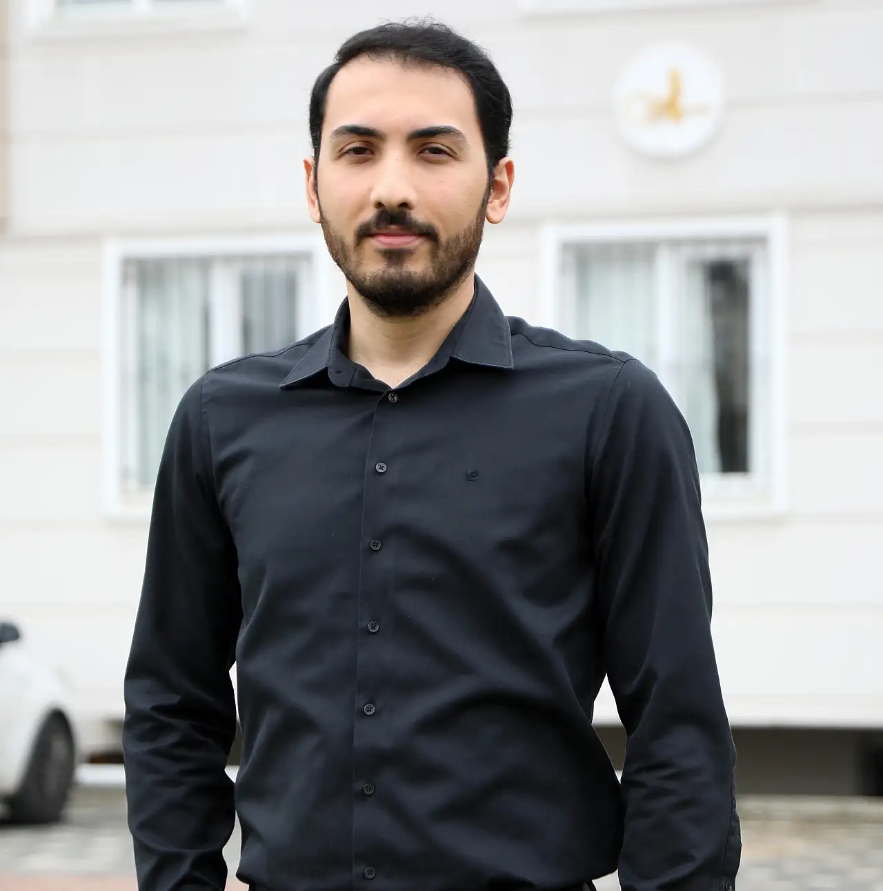 Ev sahibi borçlandı, ceremesini apartman sakinleri çekti